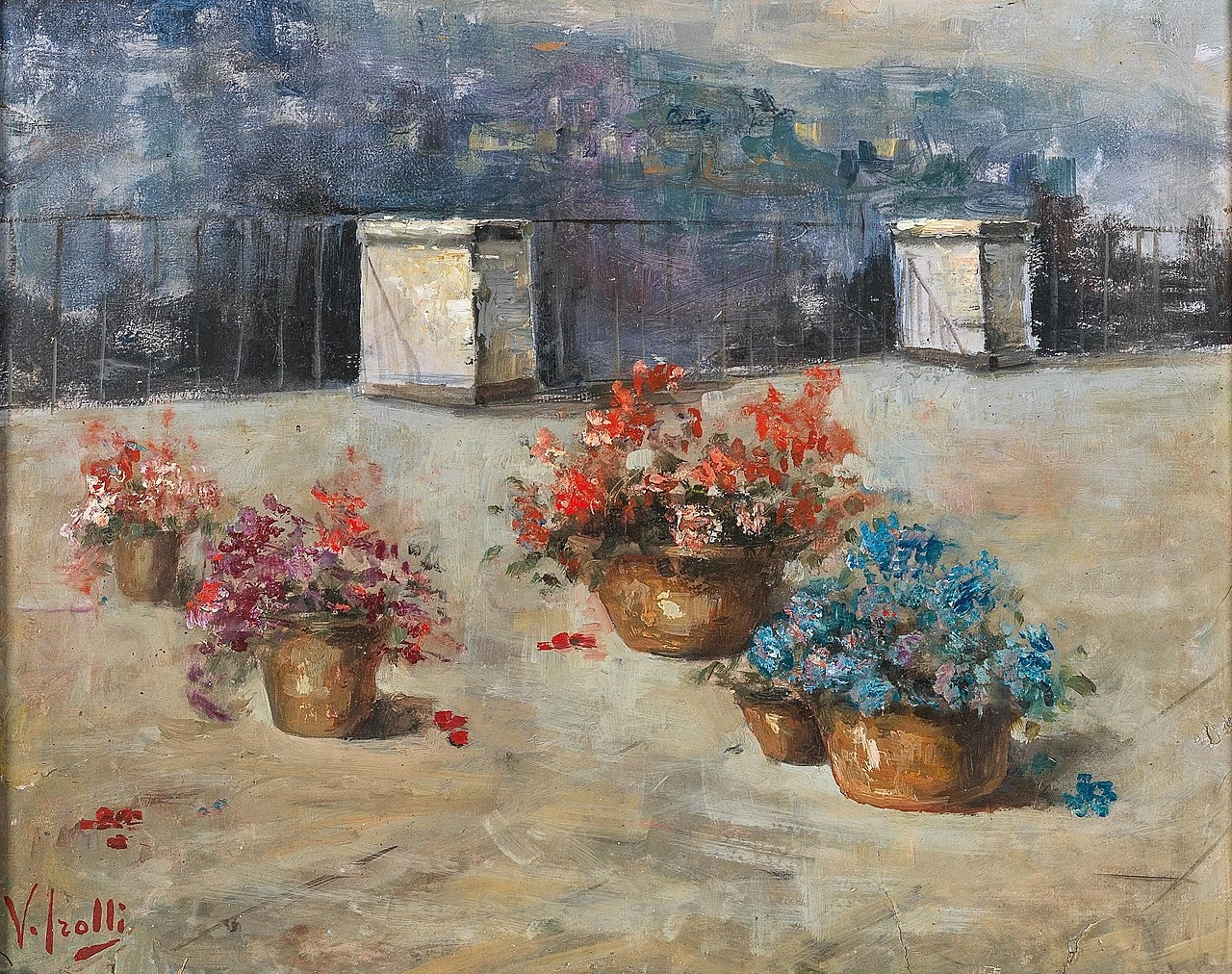 Terrazza soleggiata sul tetto con vasi di fiori